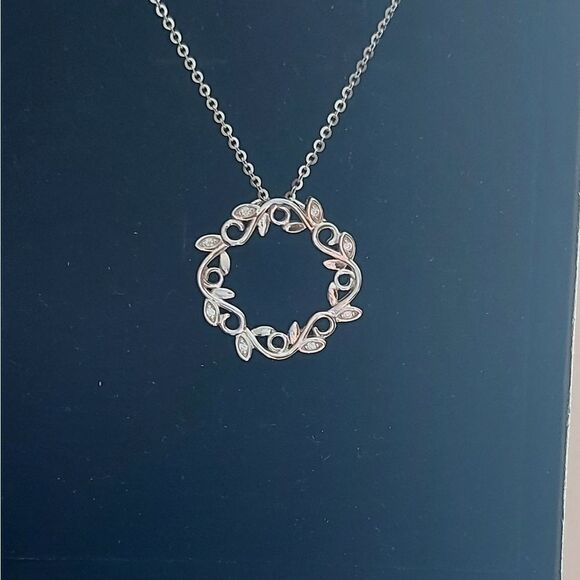 925 Sterling Silver Wreath Necklace - Picture 5 of 9